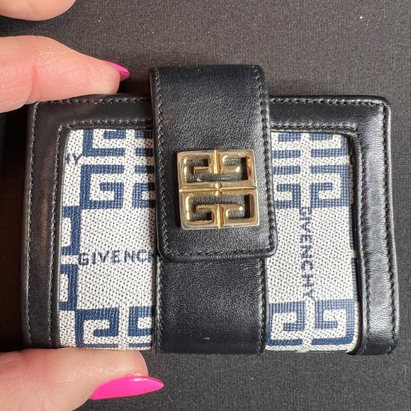 Authentic Givenchy Key Wallet - Picture 5 of 8